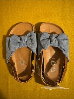 Baby Gap Girls Bow Sandals – Size toddler 7/8 – New With Tags